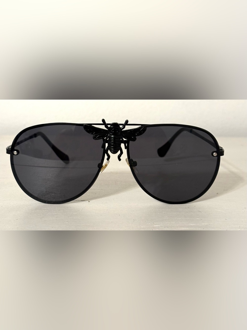 Stylish Retro Aviator Sunglasses with Black Bee Accent